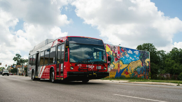 VIA25_BUS_E_COMMERCE_HUSKIN_4603-M.jpg